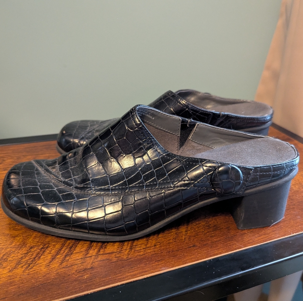Black Crocodile Patterned Mules - Picture 2 of 8